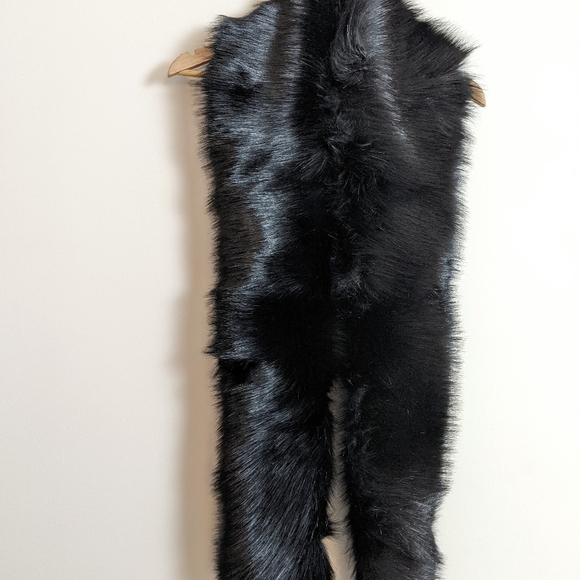 Black Faux fur shawl - Picture 2 of 3